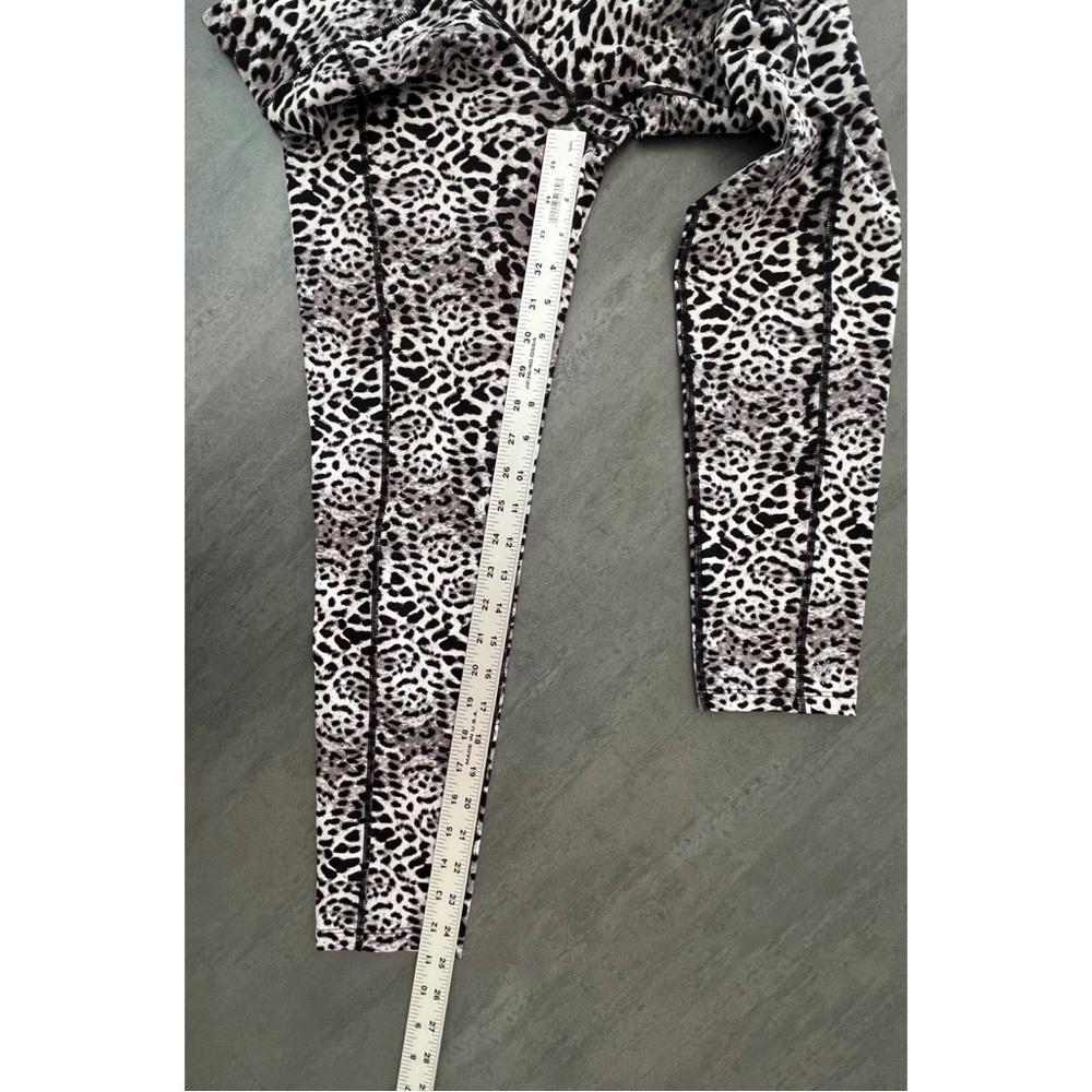 Betsey Johnson Performance Snow Leopard Cropped Leggings Tights Women’s‎ Medium - Picture 9 of 9